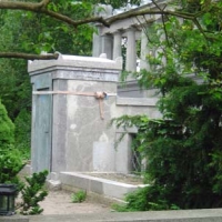 Damit die Toten bloß nicht rauskommen…