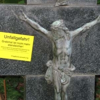 Unvorteilhafte Platzierung - Jesus als Unfallgefahr