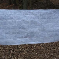 Neue Straßenkreuze am Straßenrand…